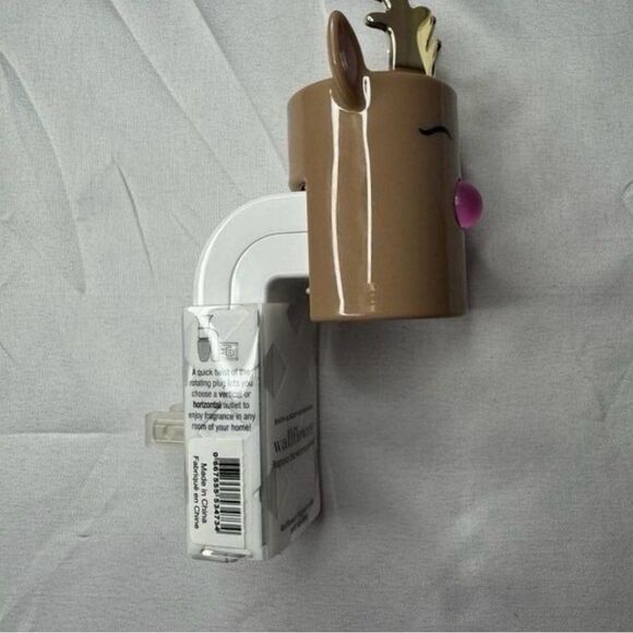Bath & Body Works Reindeer Pink Nose Wallflowers Plug-In - Picture 2 of 4